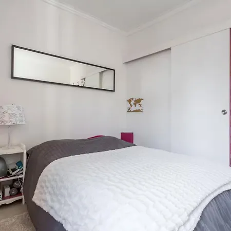 Cozy 1-bedroom Metro At Your Doorstep With Eiffel Tower View!