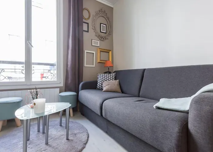 Cozy 1-bedroom Metro At Your Doorstep With Eiffel Tower View! דירה *