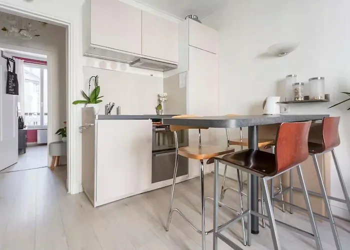 Cozy 1-bedroom Metro At Your Doorstep With Eiffel Tower View! * פריז