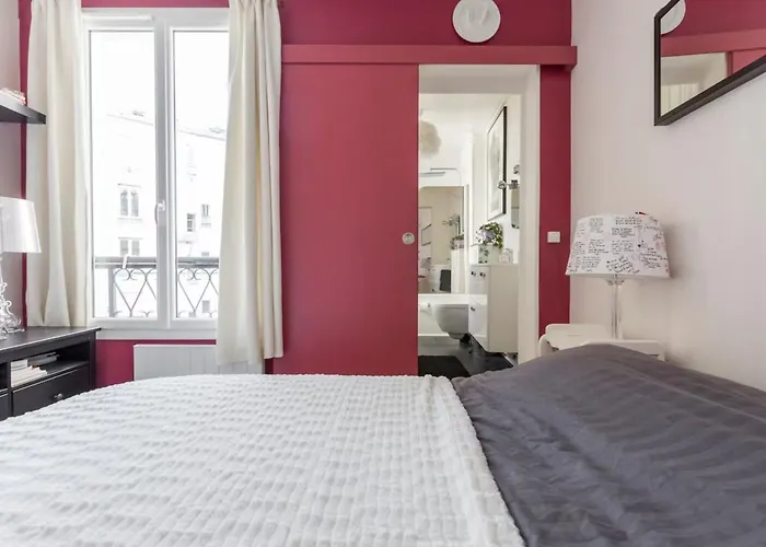 Cozy 1-bedroom Metro At Your Doorstep With Eiffel Tower View!