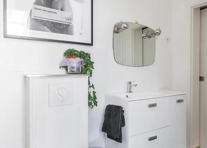 Cozy 1-bedroom Metro At Your Doorstep With Eiffel Tower View! דירה *