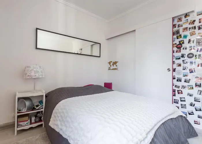 Cozy 1-bedroom Metro At Your Doorstep With Eiffel Tower View!