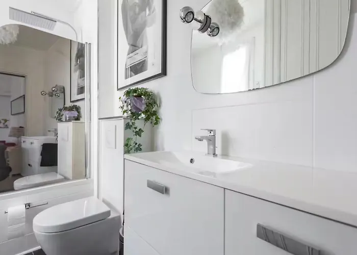 Cozy 1-bedroom Metro At Your Doorstep With Eiffel Tower View! דירה פריז