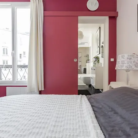 Cozy 1-bedroom Metro At Your Doorstep With Eiffel Tower View!